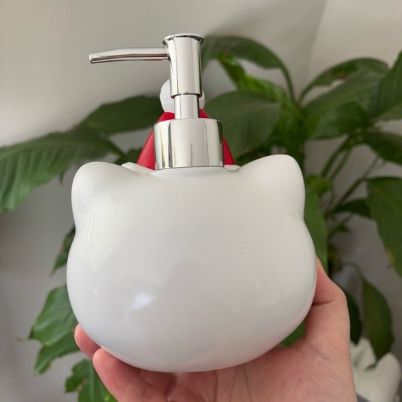 Hello Kitty Christmas Santa Soap Dispenser - Picture 5 of 8